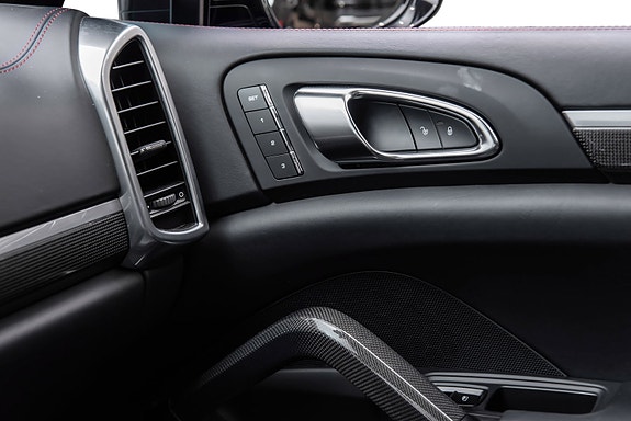 Porsche Cayenne 22 of 30