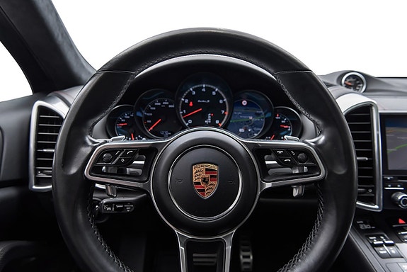 Porsche Cayenne 15 of 30