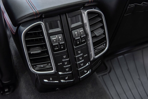 Porsche Cayenne 26 of 30