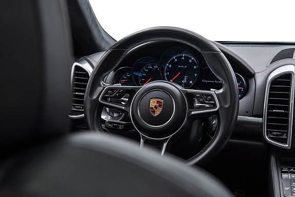 Porsche Cayenne 14 of 30
