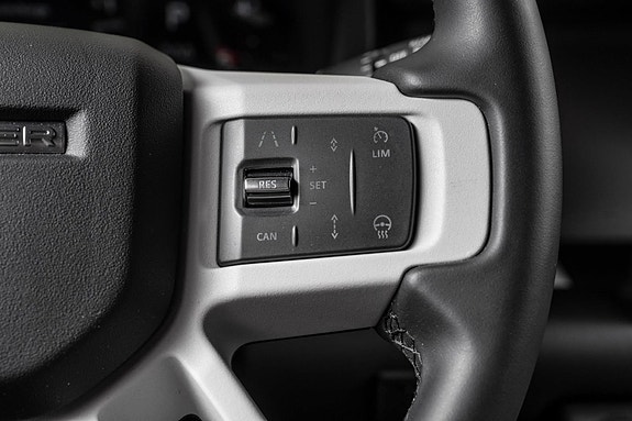 Land Rover Defender 110 12 of 30