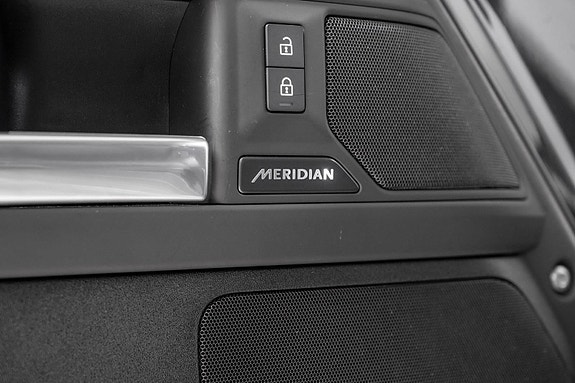 Land Rover Defender 110 22 of 30