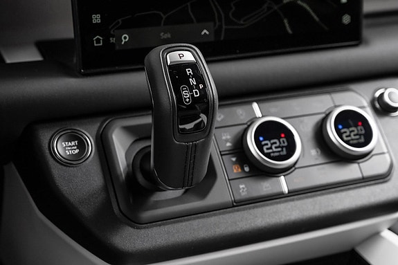 Land Rover Defender 110 15 of 30