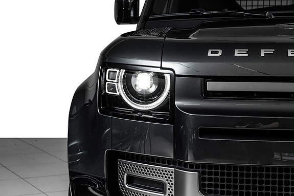 Land Rover Defender 110 28 of 30