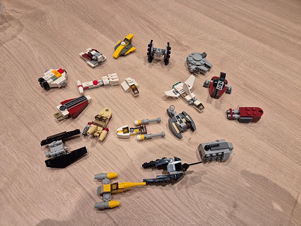 LEGO Star Wars kalender byggesett små romskip og kjøretøy