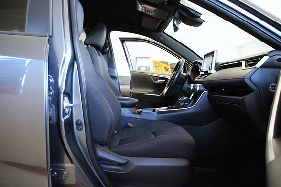 Toyota RAV4 Plug-in Hybrid 11 of 26