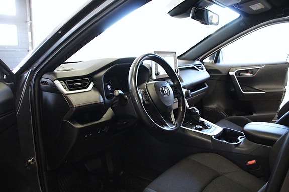 Toyota RAV4 Plug-in Hybrid 13 of 26