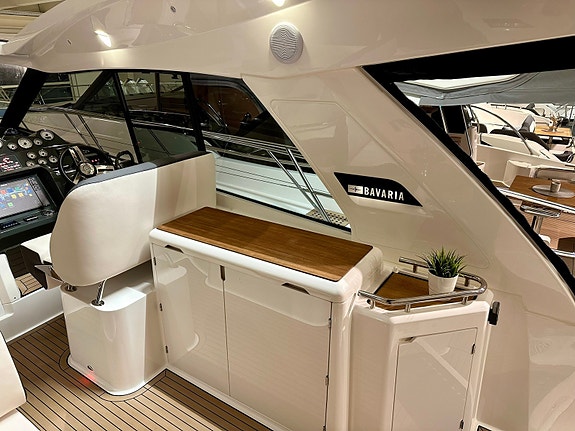 BAVARIA S45 HT STYLE - Fabrikkny båt med masse utstyr - MESSETILBUD! 11 of 30