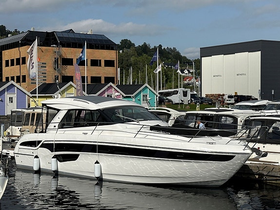 BAVARIA S45 HT STYLE - Fabrikkny båt med masse utstyr - MESSETILBUD! 4 of 30