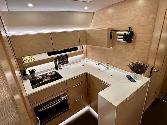 BAVARIA S45 HT STYLE - Fabrikkny båt med masse utstyr - MESSETILBUD! 16 of 30