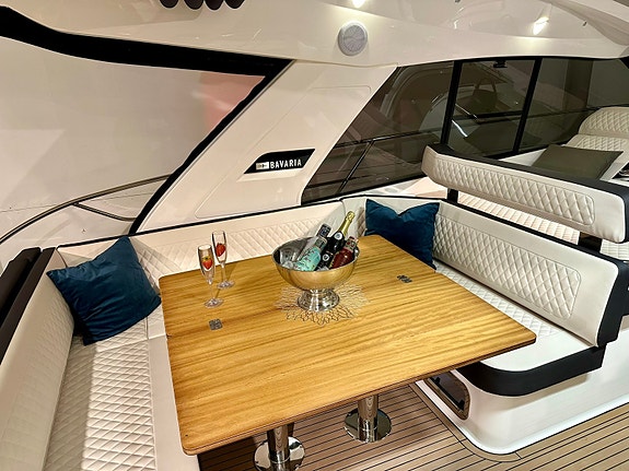 BAVARIA S45 HT STYLE - Fabrikkny båt med masse utstyr - MESSETILBUD! 10 of 30