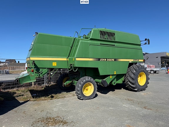 John Deere 2054 tresker m/ 16 fot skjærebord og skjærebordshenger