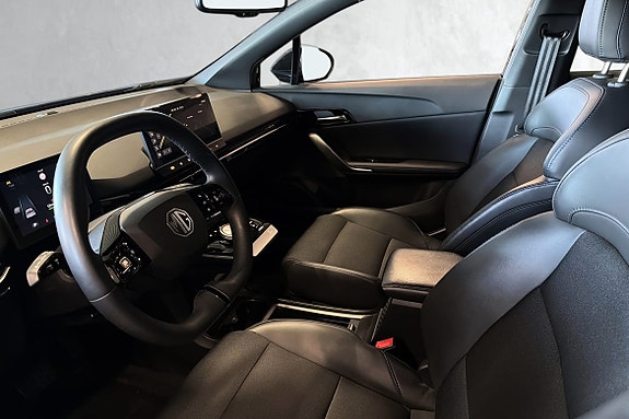 Romslig kupé med minimalistisk interiør