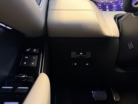 Land Rover Range Rover Velar 25 of 30