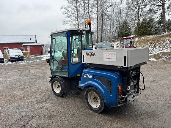 Vitra 2050 Redskapsbærer med Tippkasse - Feiemaskin - Snøfreser Tokvam F130H - Vikplog - Valsestrøer 4 of 30