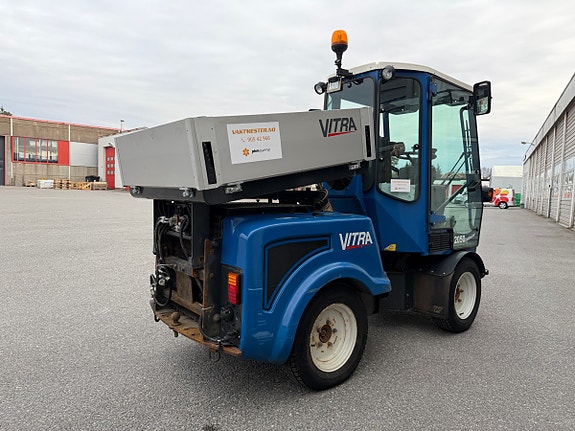 Vitra 2050 Redskapsbærer med Tippkasse - Feiemaskin - Snøfreser Tokvam F130H - Vikplog - Valsestrøer 12 of 30