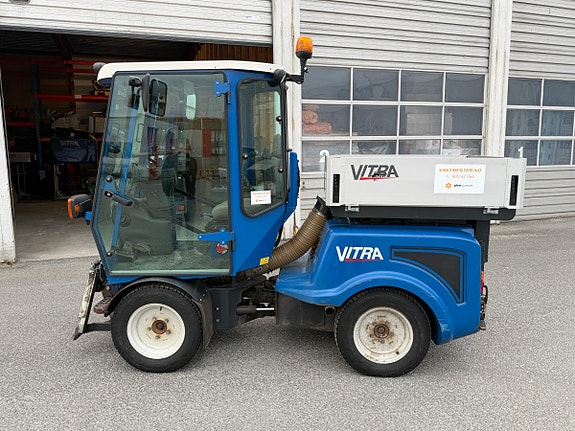 Vitra 2050 Redskapsbærer med Tippkasse - Feiemaskin - Snøfreser Tokvam F130H - Vikplog - Valsestrøer 9 of 30