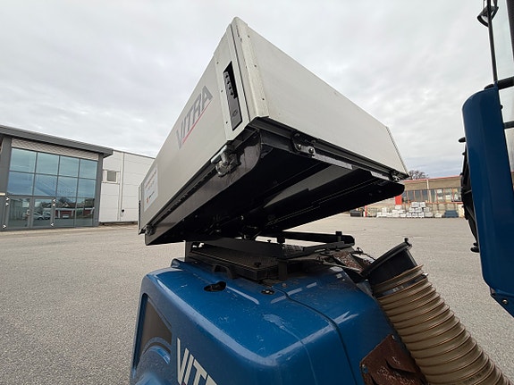 Vitra 2050 Redskapsbærer med Tippkasse - Feiemaskin - Snøfreser Tokvam F130H - Vikplog - Valsestrøer 15 of 30