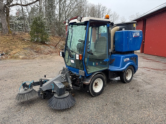 Vitra 2050 Redskapsbærer med Tippkasse - Feiemaskin - Snøfreser Tokvam F130H - Vikplog - Valsestrøer 5 of 30