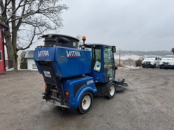 Vitra 2050 Redskapsbærer med Tippkasse - Feiemaskin - Snøfreser Tokvam F130H - Vikplog - Valsestrøer 7 of 30