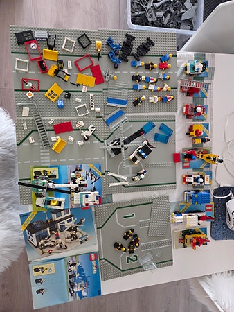 Flere retro LEGO City sett fra 80 og 90 tall med kjøretøy og baseplater