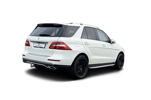 Mercedes-Benz ML350 4 of 5