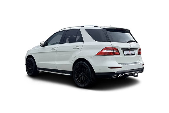 Mercedes-Benz ML350 3 of 5