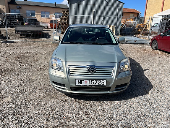 Toyota Avensis 2 of 5