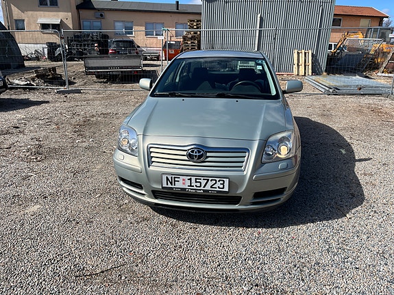 Toyota Avensis 4 of 5