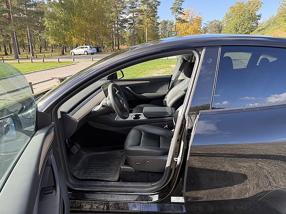 Tesla Model Y 5 of 6