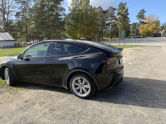 Tesla Model Y 2 of 6