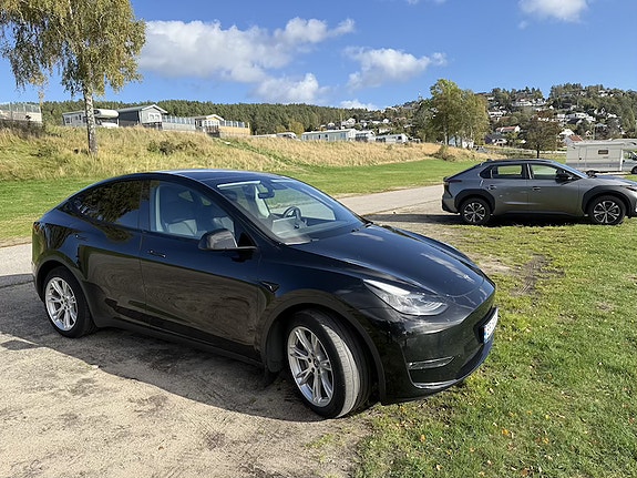 Tesla Model Y 4 of 6