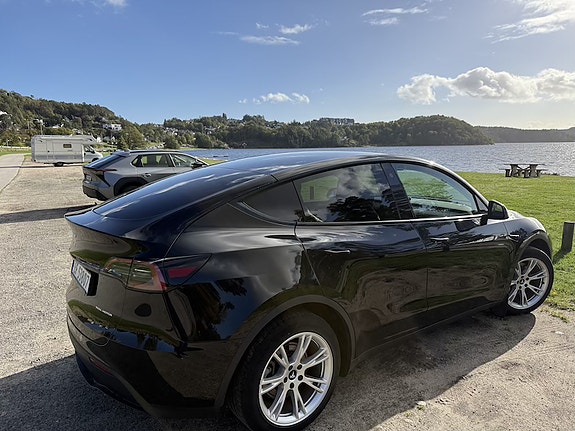 Tesla Model Y 3 of 6