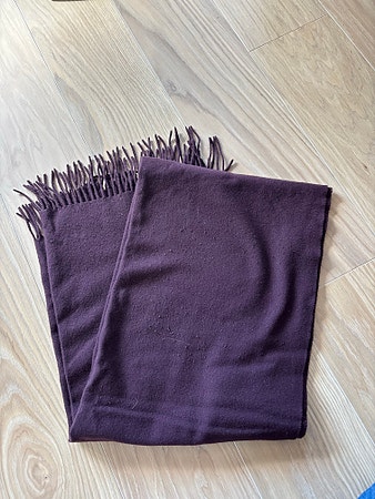 Burgunder ullskjerf fra Acne Studios, pent brukt