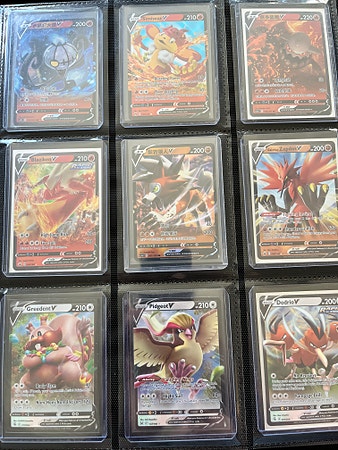 14 Pokémon V kort, selges samlet