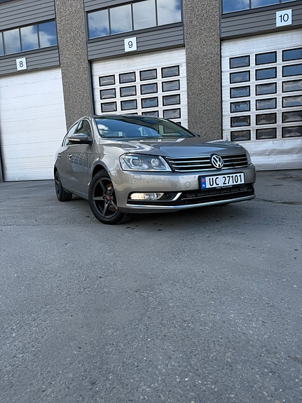Volkswagen Passat 3 of 30