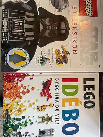 Kjempemasse LEGO. Tre esker Lego og to bøker. To bøker, Star Wars og byggebok