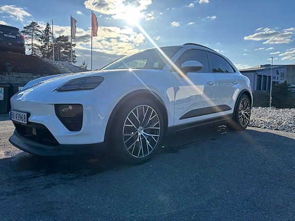 Porsche Macan 2 of 7