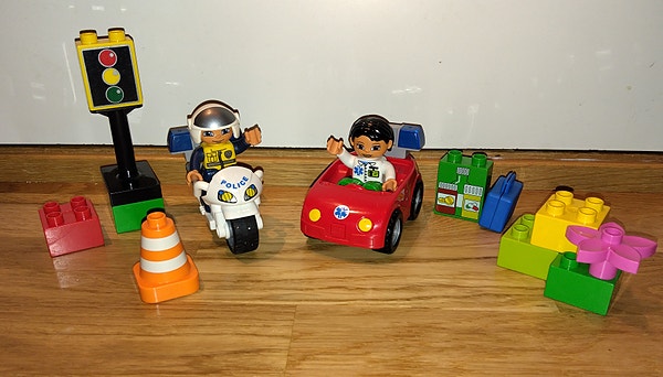 2 komplette Lego Duplo sett: 5793, Sykepleiers bil og 5679, Politimotorsykkel