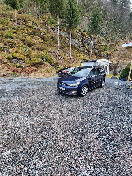 Volkswagen Touran 2 of 5