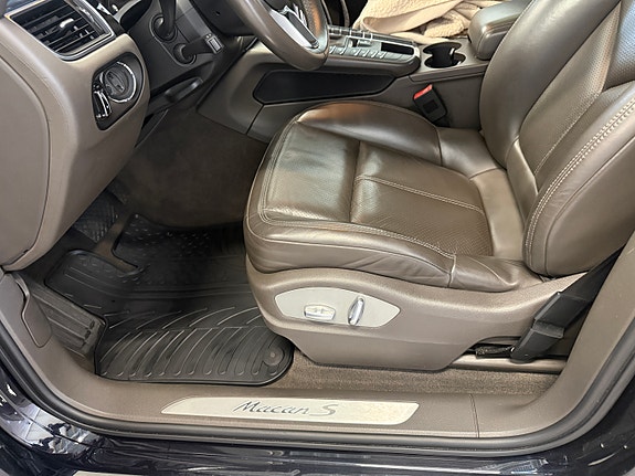 Porsche Macan 25 of 30