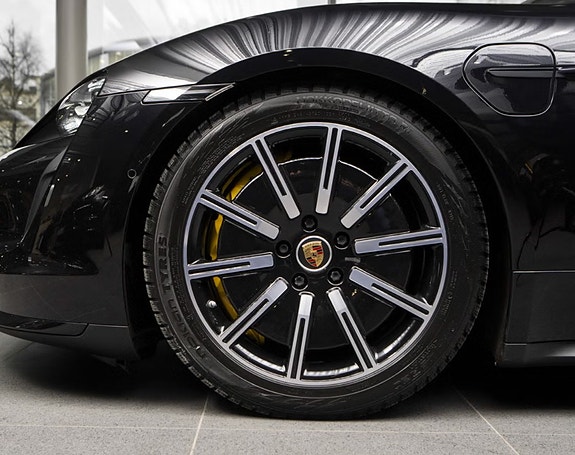 Porsche Taycan 2 of 23