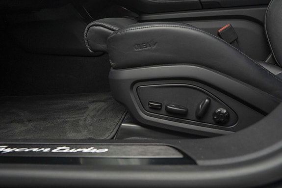 Porsche Taycan 9 of 23