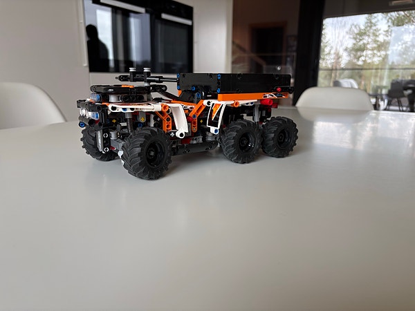 Kul LEGO Technic 42139 terrengkjøretøy selges
