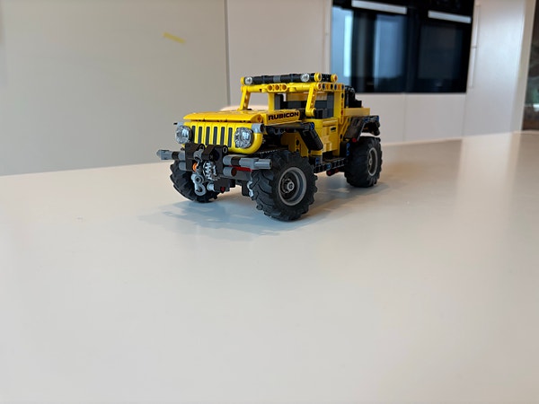 LEGO Technic Jeep Wrangler bilmodell gul