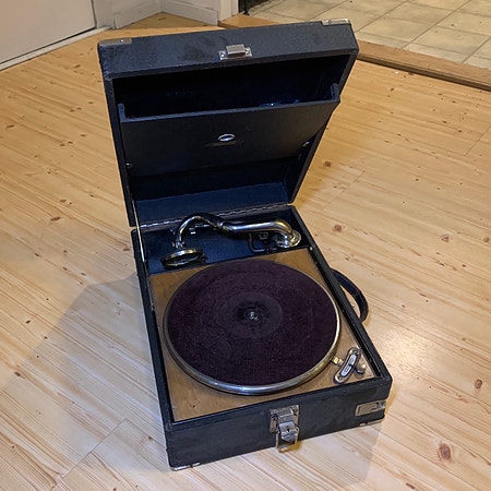 🎶 Vintage koffertgrammofon – opptrekkbar platespiller med sjel! 📻