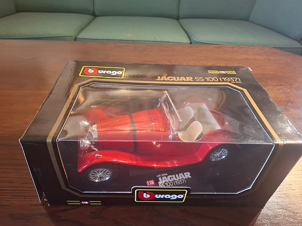 Bburago Jaguar SS 100 1937 modellbil rød. Skala 1:18.