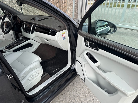Porsche Macan 17 of 30