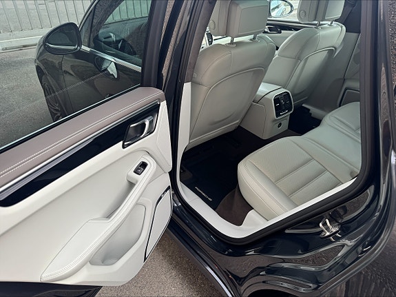 Porsche Macan 16 of 30