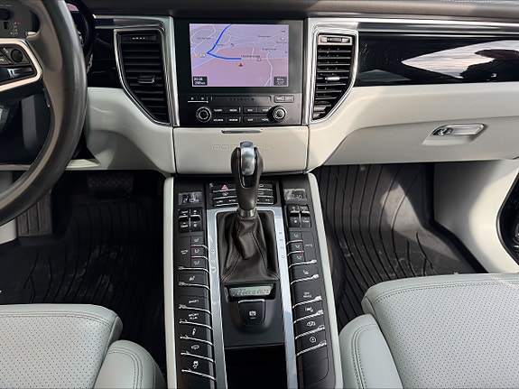 Porsche Macan 29 of 30